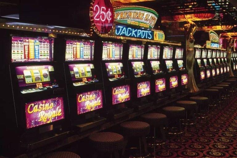 Pengguna bigsloto Indonesia menikmati permainan slot dan taruhan olahraga setelah deposit via e-wallet